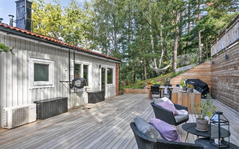 17. Renoverad rutten traE295A0epanel villafasad